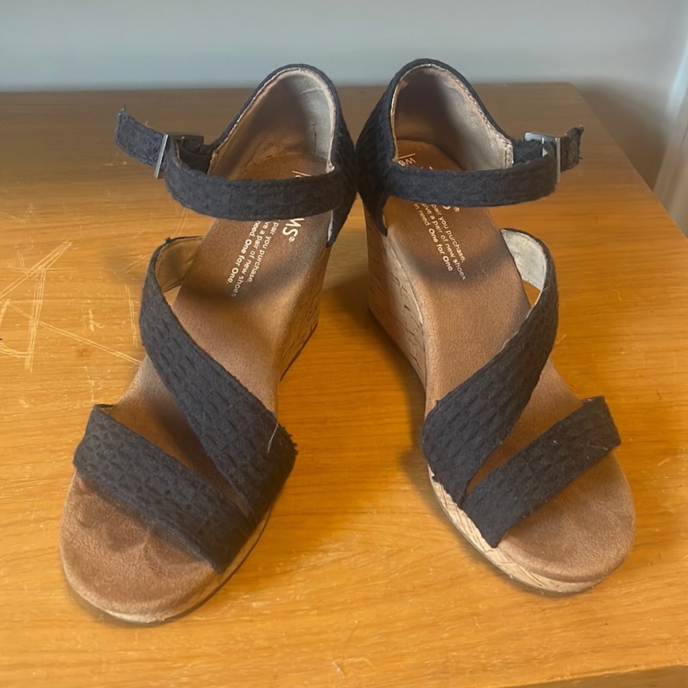 Size 6 TOMs black strappy wedges